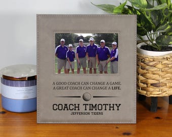 Puede incluir: Un marco de fotos gris con una foto de un equipo de golf. El marco tiene el texto "A GOOD COACH CAN CHANGE A GAME. A GREAT COACH CAN CHANGE A LIFE." y "COACH TIMOTHY JEFFERSON TIGERS."