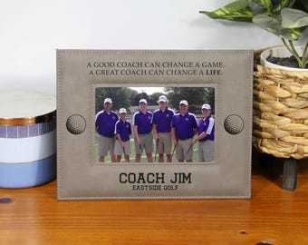 Puede incluir: Un marco de fotos rectangular de color marrón claro con una foto de un equipo de golf. El marco tiene el texto "A GOOD COACH CAN CHANGE A GAME. A GREAT COACH CAN CHANGE A LIFE." y "COACH JIM EASTSIDE GOLF."