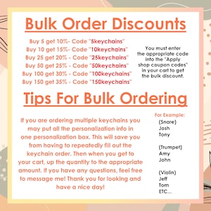 Puede incluir: Un gr&aacute;fico promocional con texto que detalla los descuentos por pedidos al por mayor de llaveros. Enumera los c&oacute;digos de descuento para varias cantidades, como "5keychains" para un 10% de descuento. Tambi&eacute;n se proporcionan instrucciones y ejemplos.