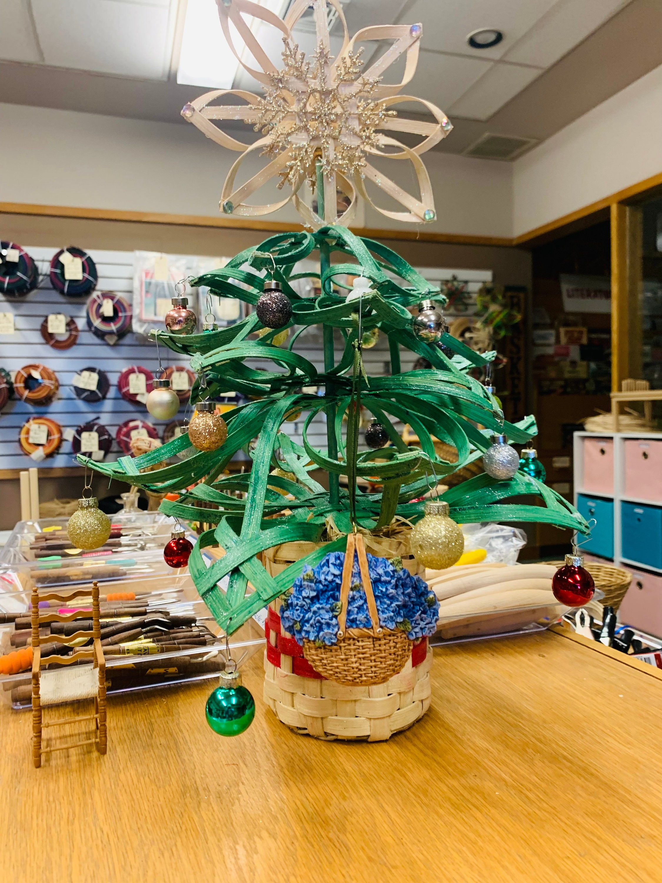 手作りナンタケットバスケットのクリスマスオーナメント：青いアジサイ