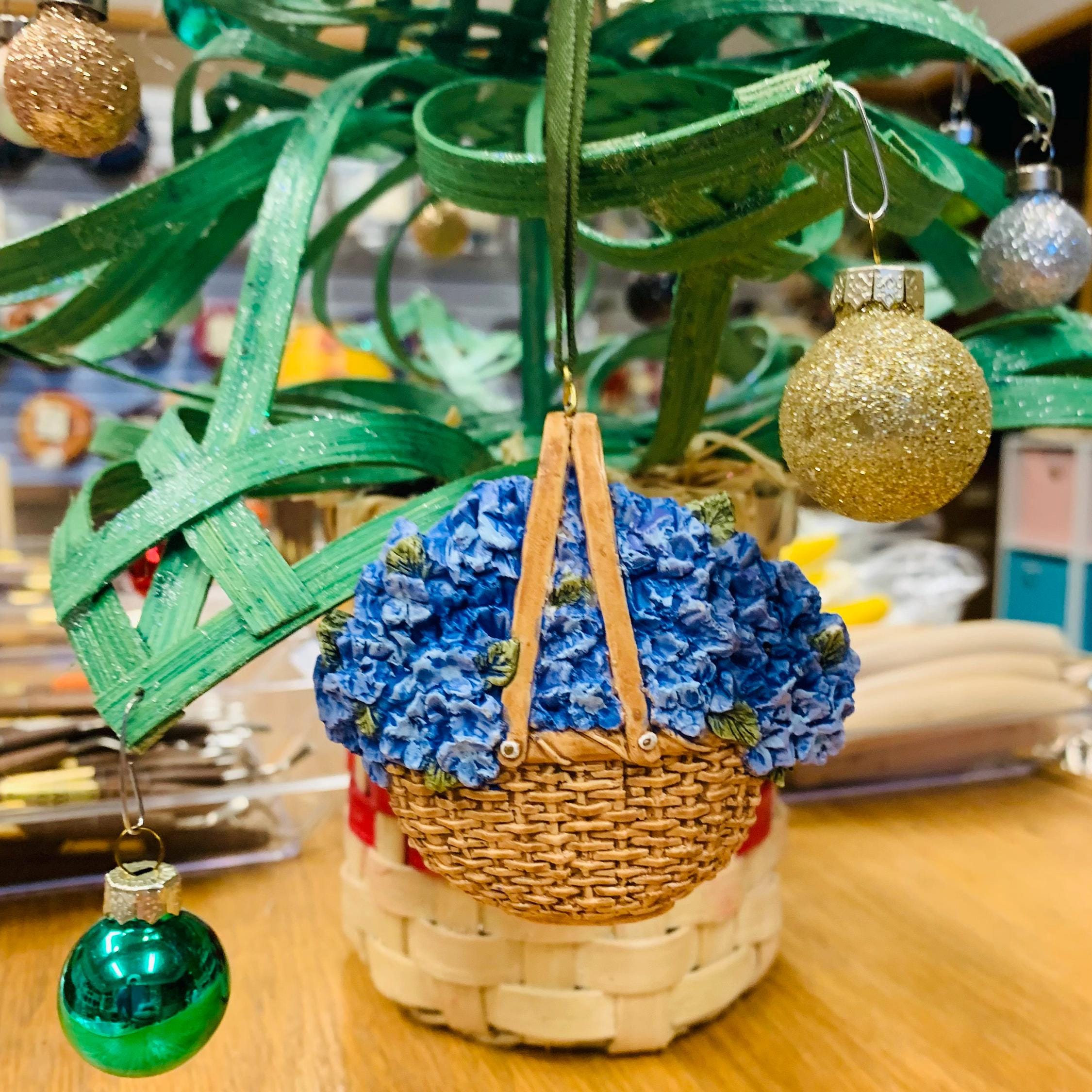 手作りナンタケットバスケットのクリスマスオーナメント：青いアジサイ