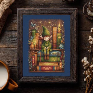 Peut inclure: Une œuvre d'art au point de croix encadrée représente un elfe serein en vert assis sur une pile de livres. La scène comprend des bougies, des étoiles scintillantes et des papillons, créant une illustration fantaisiste. Le cadre est marron foncé.