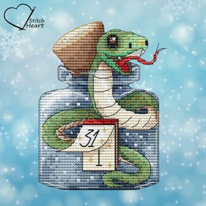 Puede incluir: Una serpiente verde con lengua roja está atrapada dentro de un frasco de vidrio con tapa de corcho. El frasco está lleno de un líquido azul y copos de nieve blancos. Un calendario rojo y blanco con el número 31 es visible en el frasco.