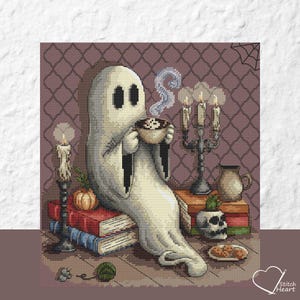 Pode incluir: Um fantasma branco com um rosto amigável senta-se em uma pilha de livros, segurando uma xícara de chocolate quente. O fantasma está cercado por velas e uma caveira assustadora.