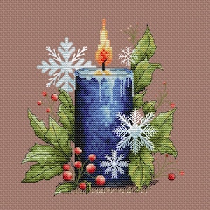 Peut inclure: Une bougie bleue avec une flamme et des flocons de neige blancs entourés de feuilles vertes et de baies rouges.