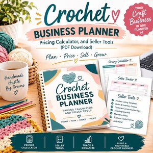 Puede incluir: Un planificador de negocios de ganchillo con encuadernación en espiral, portada blanca con un icono de corazón de hilo, rodeado de ovillos, una taza con el texto Handmade Hustle Big Dreams, ganchillos y hojas de seguimiento de ventas.
