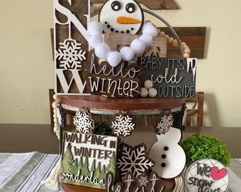 Winter Tiered Tray Svg, Door Sign svg, muñeco de nieve, día de nieve, país de las maravillas de invierno, copo de nieve, hola invierno, déjalo nevar, archivos para Cricut o láser