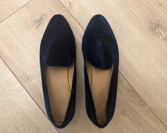 Gorgeous Madewell velvet loafers in navy blue, size 7.5