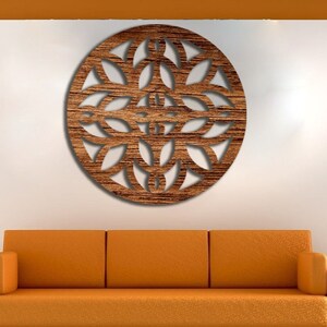 Arte de pared rústico de madera con diseño de mandala de flores: patrón geométrico circular hecho a mano para sala de estar u oficina: elegante decoración del hogar en marrón natural