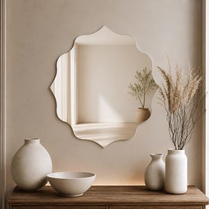 Specchio da parete marocchino senza cornice, specchio curvo scolpito a quadrifoglio per il bagno, elemento decorativo di spicco per l'ingresso del bagno.