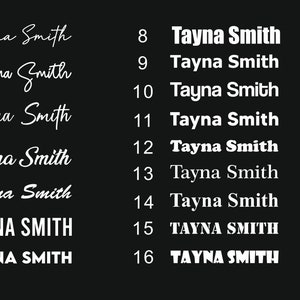 K&ouml;nnte beinhalten: Ein Schwarzwei&szlig;bild, das 16 verschiedene Schriftstile f&uuml;r den Namen "Tayna Smith" zeigt. Die Schriftnamen sind auf der rechten Seite des Bildes aufgelistet.