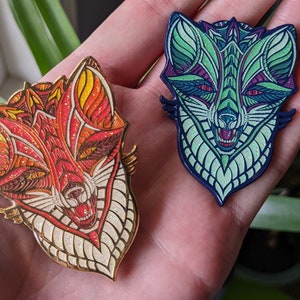Hermoso broche de pin de declaración de esmalte de zorro dorado con brillo - Edición de 100