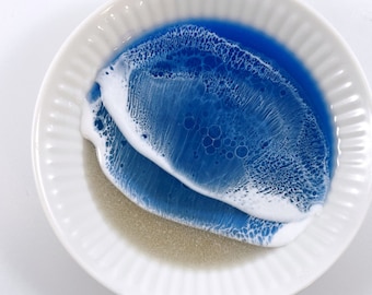 Resin Ocean Wave Mini Round Dish – Small Coastal Trinket Tray, Beach Jewelry Holder, Nautical Decor Gift