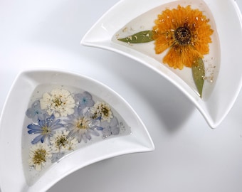 Floraler Harz Mond Dreieck Schmuckschale - Botanischer Schmuckhalter, handgefertigte Epoxy-Ringschale, einzigartiges Geschenk für sie