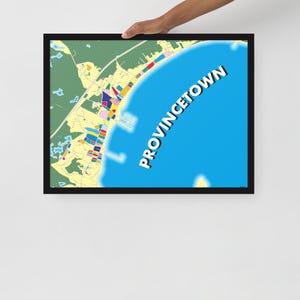 Könnte beinhalten: Eine farbenfrohe Karte von Provincetown, Massachusetts, mit einem blauen Meer und dem Namen der Stadt in weißen Buchstaben.