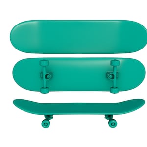 Puede incluir: Tres monopatines de color teal se muestran sobre un fondo blanco. Uno se ve desde arriba, otro desde abajo y otro de lado, mostrando la plataforma y los ejes. Los monopatines son de color teal liso.