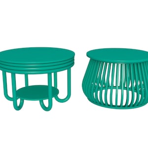 Peut inclure: Deux tables basses vert turquoise. Une table a un plateau rond et une étagère inférieure. L'autre table a un plateau rond et une base en osier.