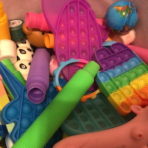 Fidget mystery scoop. + freebies      For anybody ages 3+