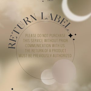 Puede incluir: Una etiqueta de devolución con el texto "RETURN LABEL" en un círculo con el texto "PLEASE DO NOT PURCHASE THIS SERVICE WITHOUT PRIOR COMMUNICATION WITH US. THE RETURN OF A PRODUCT MUST BE PREVIOUSLY AUTHORIZED." debajo del círculo. El fondo es de color marrón claro con una luna creciente y estrellas.