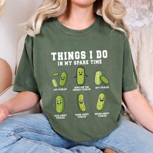 Comfort Colors© Funny Pickles Shirts,Pickle Shirt Gift For Pickle Lover,Funny Canning Shirt Birthday Gift,Things I Do In My Spare Pickle Jar immagine 4