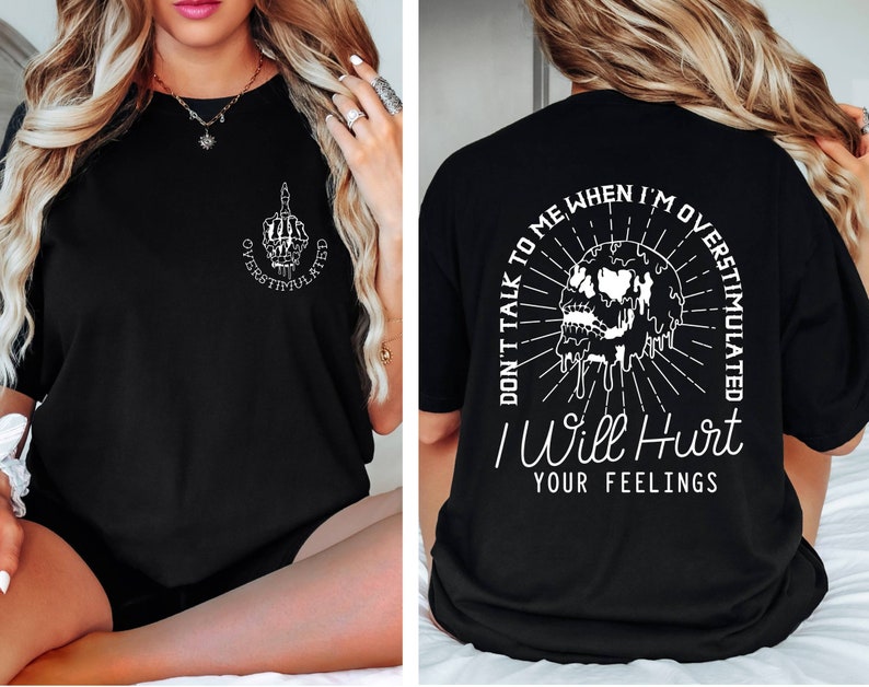 Peut inclure: T-shirt noir avec un graphique blanc d'un cr&acirc;ne qui coule de liquide et le texte "DON'T TALK TO ME WHEN I'M OVERSTIMULATED I WILL HURT YOUR FEELINGS".