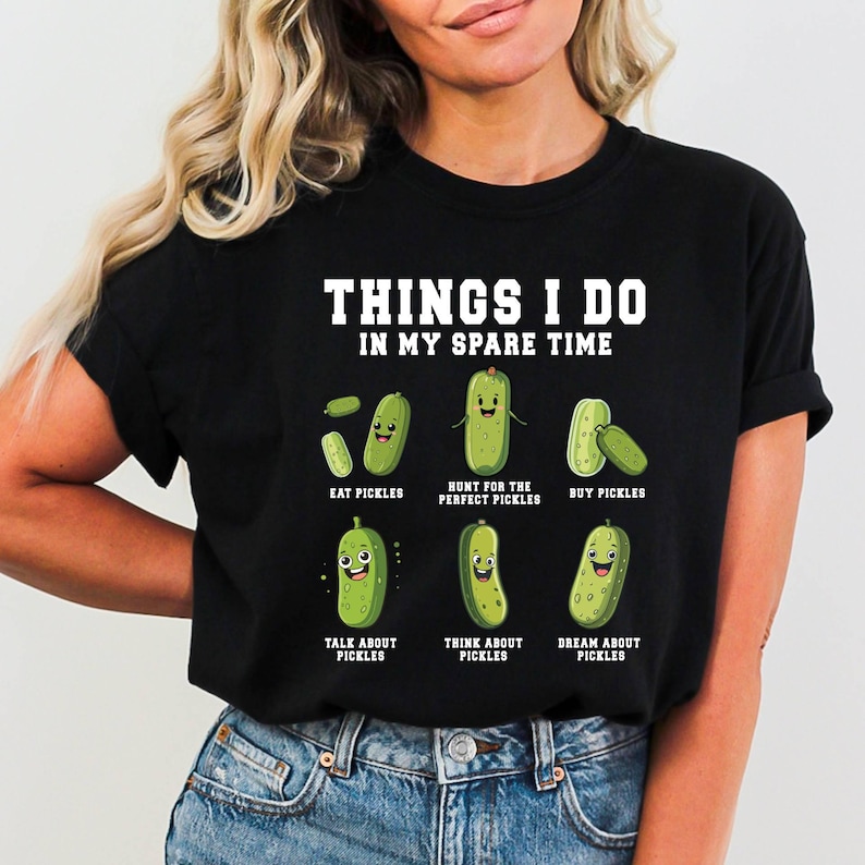 Pu&ograve; includere: Una maglietta nera con una grafica bianca di una serie di sottaceti con facce. Il testo "THINGS I DO IN MY SPARE TIME" &egrave; in cima alla grafica. La grafica mostra sottaceti con il testo "EAT PICKLES", "HUNT FOR THE PERFECT PICKLES", "BUY PICKLES", "TALK ABOUT PICKLES", "THINK ABOUT PICKLES" e "DREAM ABOUT PICKLES".