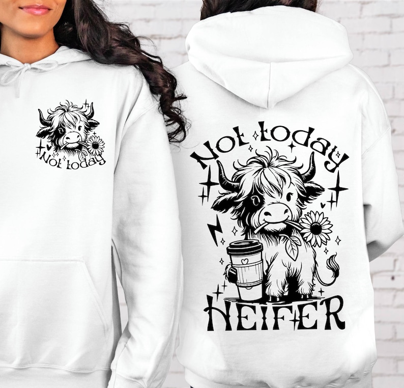 Może przedstawiać: Biała bluza z kapturem z czarno-białym rysunkiem krowy trzymającej kubek kawy i słonecznik. Na plecach bluzy nadrukowany jest napis "Not today heifer".