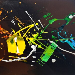 Könnte beinhalten: Abstrakte Malerei mit schwarzem Hintergrund und farbenfrohen Farbspritzern. Das Kunstwerk zeigt lebendige Spritzer in Rot, Orange, Gelb, Grün, Blau und Lila, die eine dynamische Komposition bilden. Weiße Farbspritzer sorgen für Kontraste.