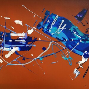 Könnte beinhalten: Abstraktes Gemälde mit warmbraunem Hintergrund und dynamischen Farbspritzern in Blau, Weiß und Lila. Das Kunstwerk zeichnet sich durch kräftige Pinselstriche und ein Gefühl der Bewegung aus, wodurch eine moderne und energiegeladene Komposition entsteht.
