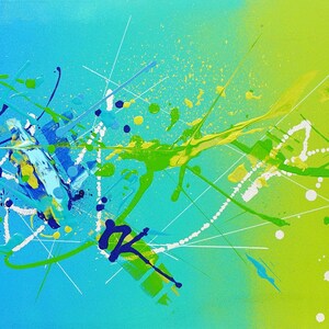 Könnte beinhalten: Abstrakte Kunstmalerei mit einer langen, rechteckigen Form. Das Kunstwerk zeigt einen Farbverlauf, der von tiefem Blau zu hellblau übergeht und mit einem leuchtenden Grün endet. Spritzer und Linien in Weiß, Schwarz und Gelb erzeugen eine dynamische Komposition.