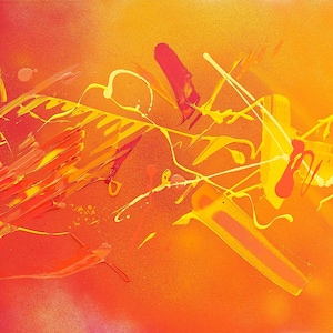 Könnte beinhalten: Abstrakte Malerei mit einer lebendigen Farbpalette. Das Kunstwerk zeigt einen Farbverlaufshintergrund, der von tiefem Magenta zu warmen Orange- und Gelbtönen übergeht. Spritzer und Linien aus orangefarbener und gelber Farbe bilden eine dynamische Komposition.