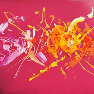 Könnte beinhalten: Abstraktes Gemälde auf Leinwand mit einem Farbverlauf von tiefem Rot zu hellem Rosa. Das Kunstwerk zeigt dynamische Pinselstriche in Rot-, Rosa-, Orange- und Gelbtönen, die eine lebendige Komposition erzeugen. Das Gemälde ist ein langes, horizontales Rechteck.