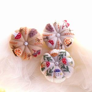 Pincushion bordado de setas de otoño hecho a mano, pincushion redondo, accesorio de alfiler, guardián de alfileres, decoración de la sala de costura, regalo para su cojín de calabaza