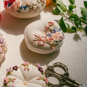 Floral Embroidered Pincushion Handmade, Round Pincushion, Pin Accessory, Pin Keeper, Sewing Room Decor, Gift for Her pumkin cushion 画像 2