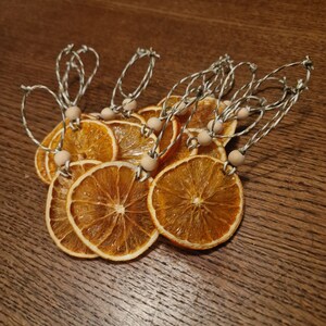 Adorno colgante de rodajas de naranja secas hechas a mano: decoración navideña rústica