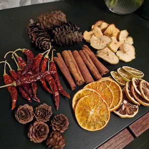 Naturkranz Herstellungsset: Getrocknete Früchte, Chili, Kiefernzapfen (50 Stück) Bild 1