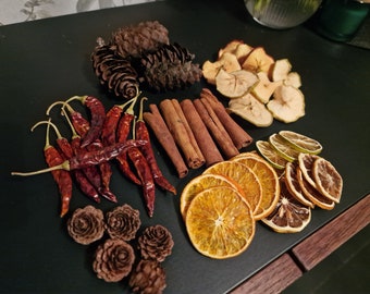 Natural Wreath Making Kit: Dried Fruit, Chili, Pinecones (50 Pieces)