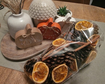 Nach Zimt duftende Kiefernzapfen, getrocknete Orangenscheiben, Weihnachtsdekoration, natürlich
