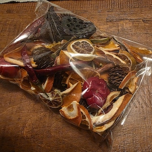 Popurrí orgánico natural con aroma a naranjas, limas, calabazas y piñas secas. Decoración navideña para el hogar.