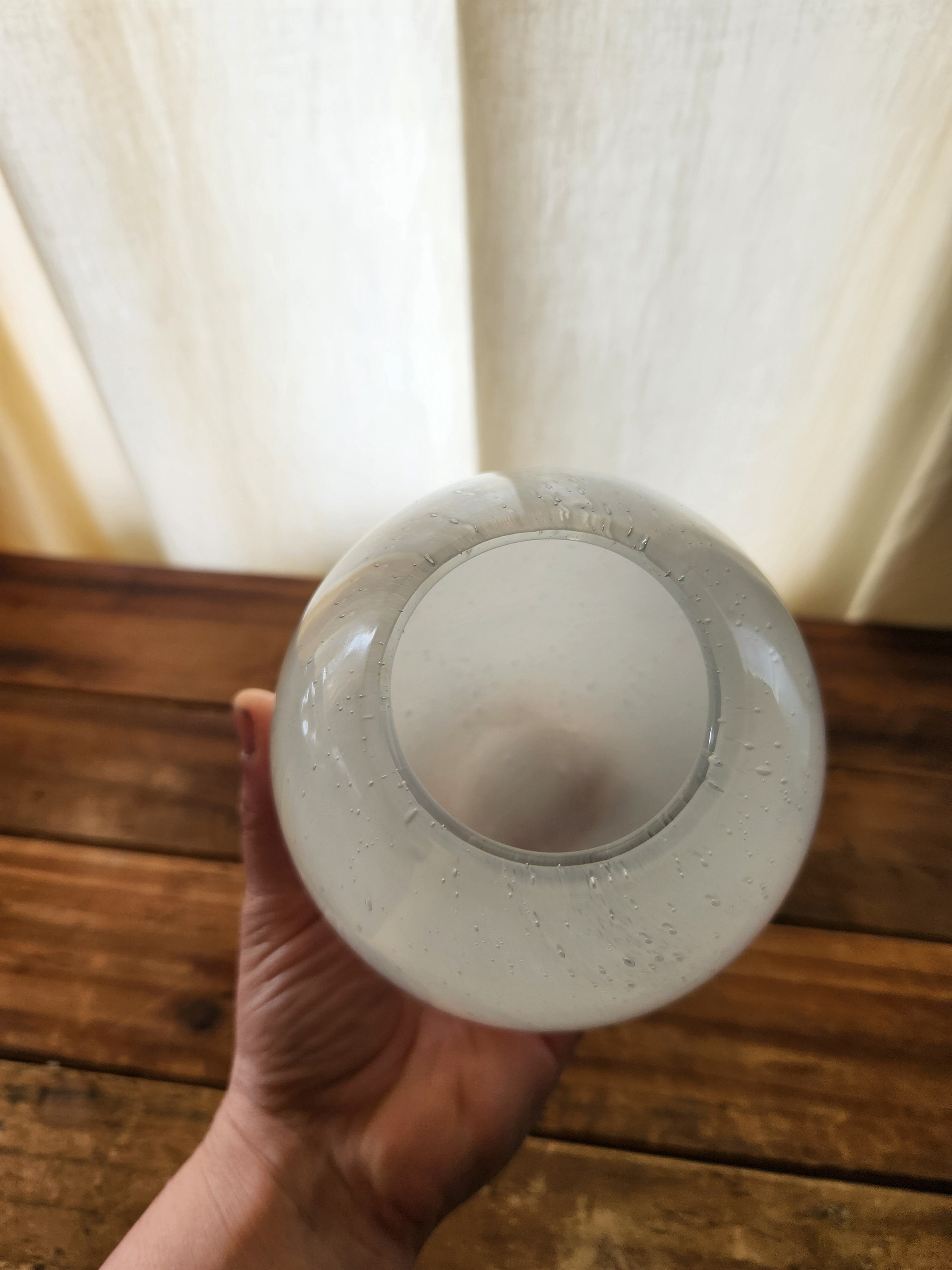 ヴィンテージホワイトのコントロールされたバブル卵型吹きガラス花瓶