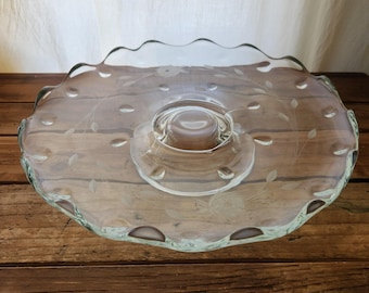 Soporte para pasteles antiguo de cristal de Indiana con pedestal bajo y grabado floral de rosas.