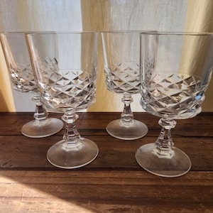 Ensemble de 4 verres à vin Cristal D&#39;Arques Durand motif diamants vintage