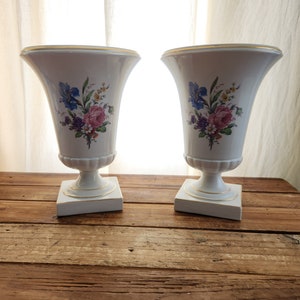 Vintage set med 2 stora blommiga Trenton keramik vaser i urnstil