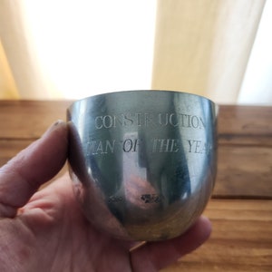 Vintage Gravierte Bau Mann des Jahres Zinn Tasse
