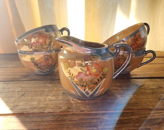 Cremeira e 4 xícaras de chá em porcelana vintage com estampa floral em tons pastel de pêssego, fabricadas no Japão.