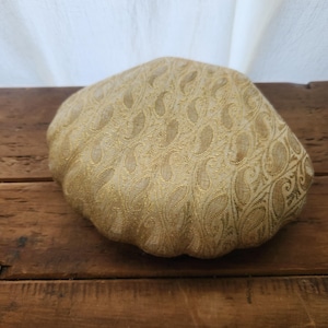 Puede incluir: Un juego de tres tazas de cerámica con un acabado moteado y mate. Las tazas son de color crema, gris claro y gris oscuro. Cada taza tiene un diseño simple y minimalista.