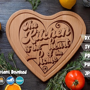 Può includere: Tagliere in legno a forma di cuore con la scritta "The Kitchen is the Heart of the Home". La tavola è circondata da limoni, rosmarino e un pomodoro. Include formati di file: DXF, SVG, PDF, PNG, JPG.