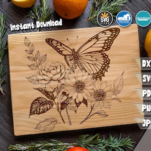 Könnte beinhalten: Ein Schneidebrett aus Holz mit einem lasergravierten Design aus einem Schmetterling und Blumen. Das Design ist in Braun und Schwarz auf einem hellbraunen Holzgrund. Der Text "Instant Download" befindet sich oben auf dem Brett.