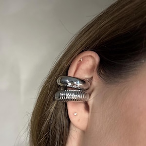 Pendiente de oreja grueso en tono plateado o dorado, moderno y a la moda (2026)