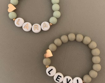 Armband personalisiert Gold - Geburt Geschenk Baby Mama Kind Namensarmband Bestseller